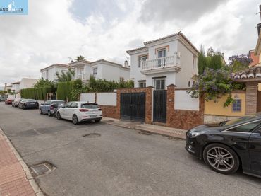 Xalet amb balcó en venda a Calle AZAHAR