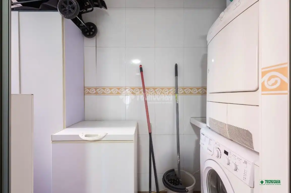 Piso en venta en Almería con Terraza, Trastero y Piscina comunitaria