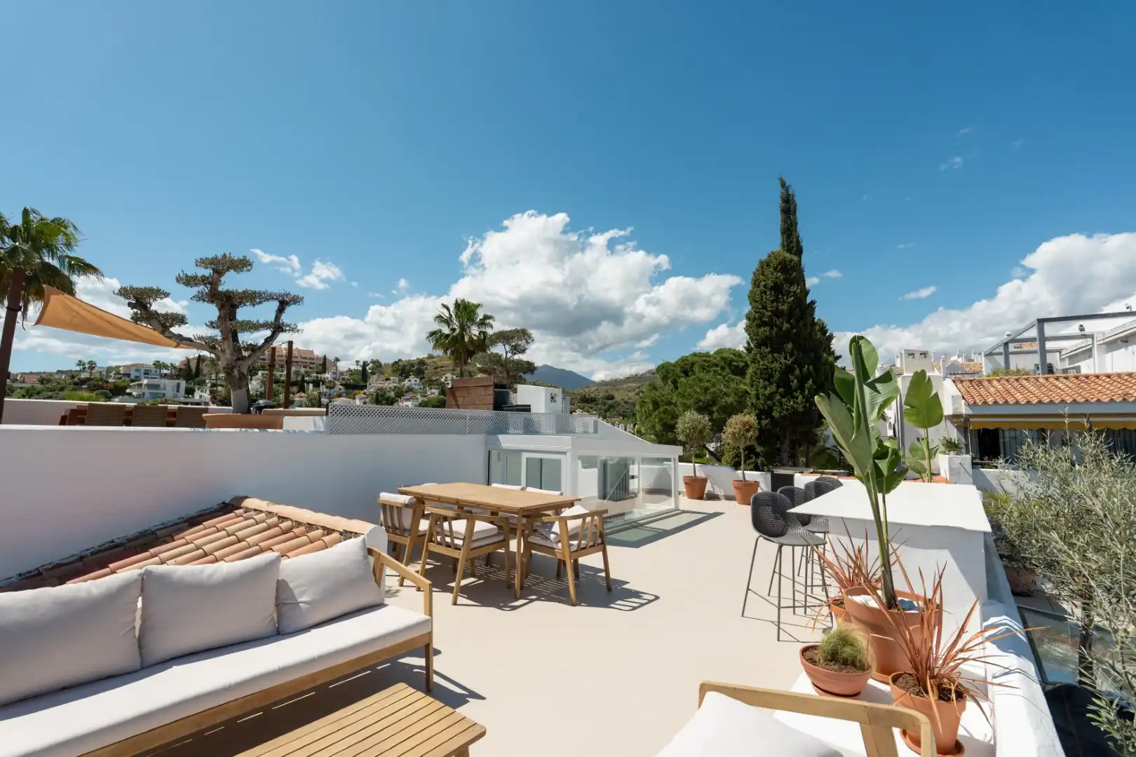 Terrasse von Einfamilien-Reihenhaus zum Verkauf in Marbella mit Klimaanlage, Heizung und Privatgarten