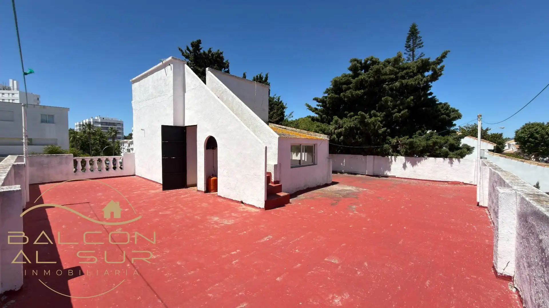 Vista exterior de Casa o xalet en venda en Rota amb Terrassa, Traster i Balcó