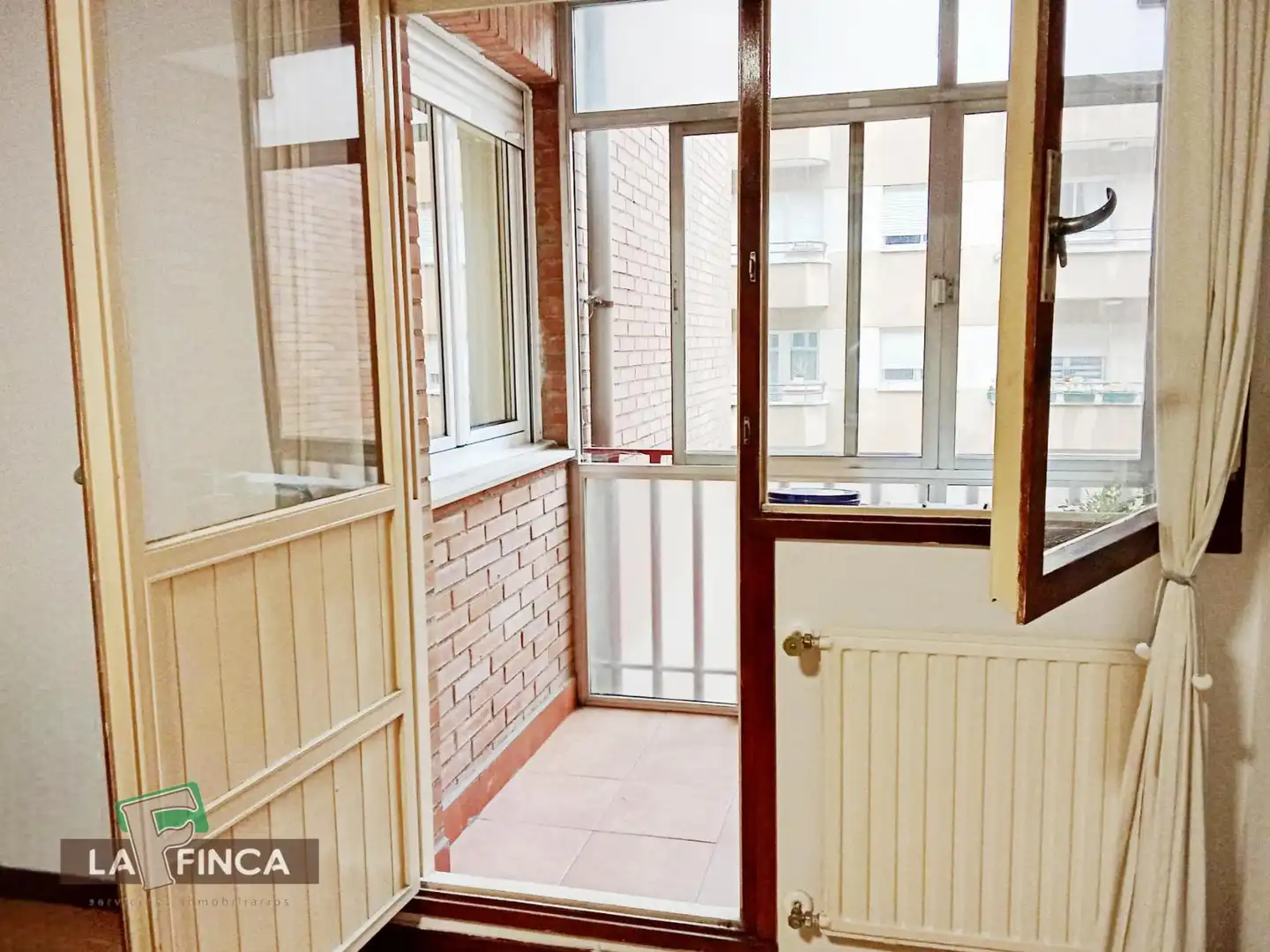 Dormitori de Pis de lloguer en Oviedo  amb Calefacció, Parquet i Terrassa