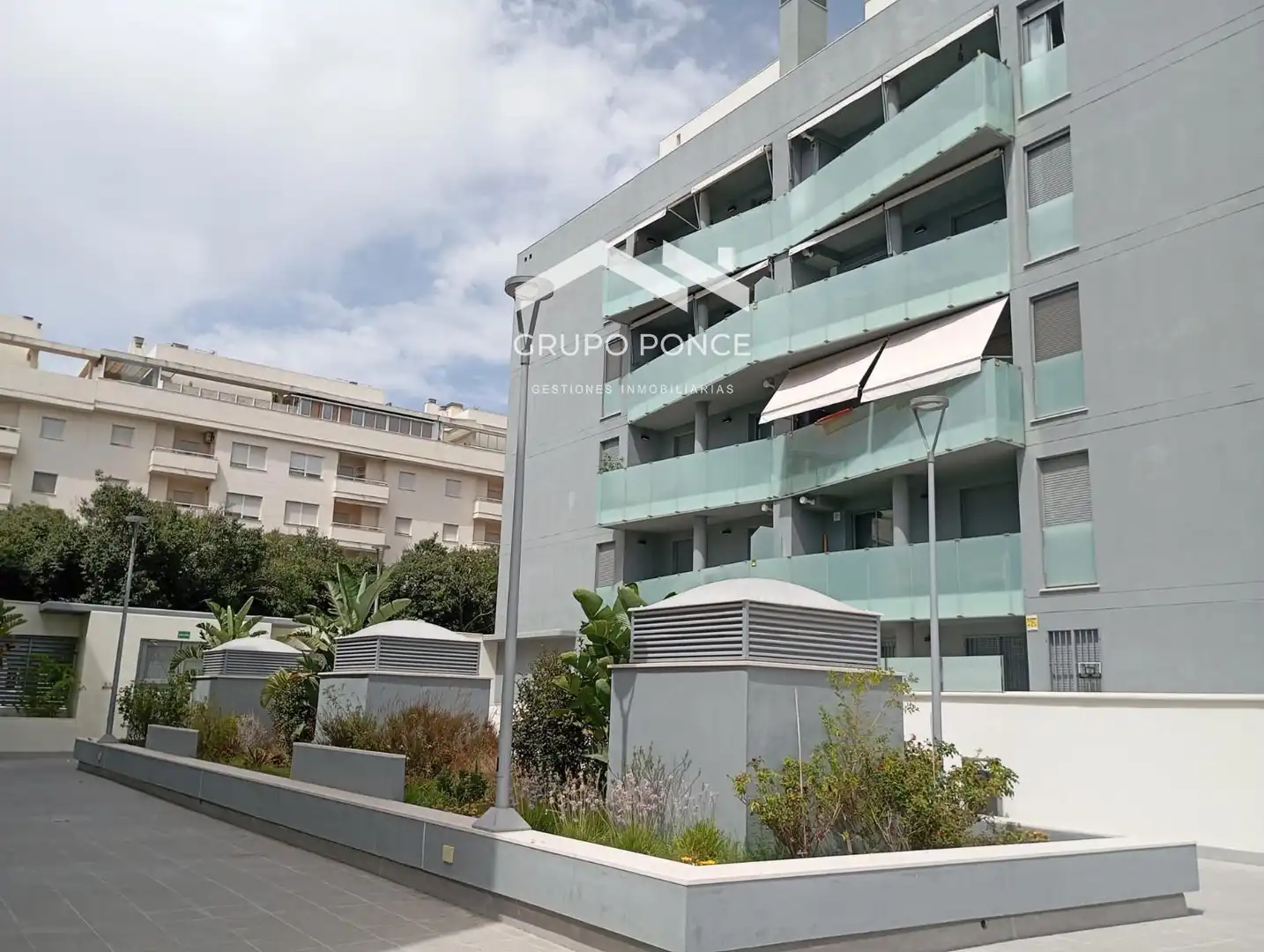 Außenansicht von Wohnung zum Verkauf in Jerez de la Frontera mit Abstellraum, Schwimmbad und Gemeinschaftspool