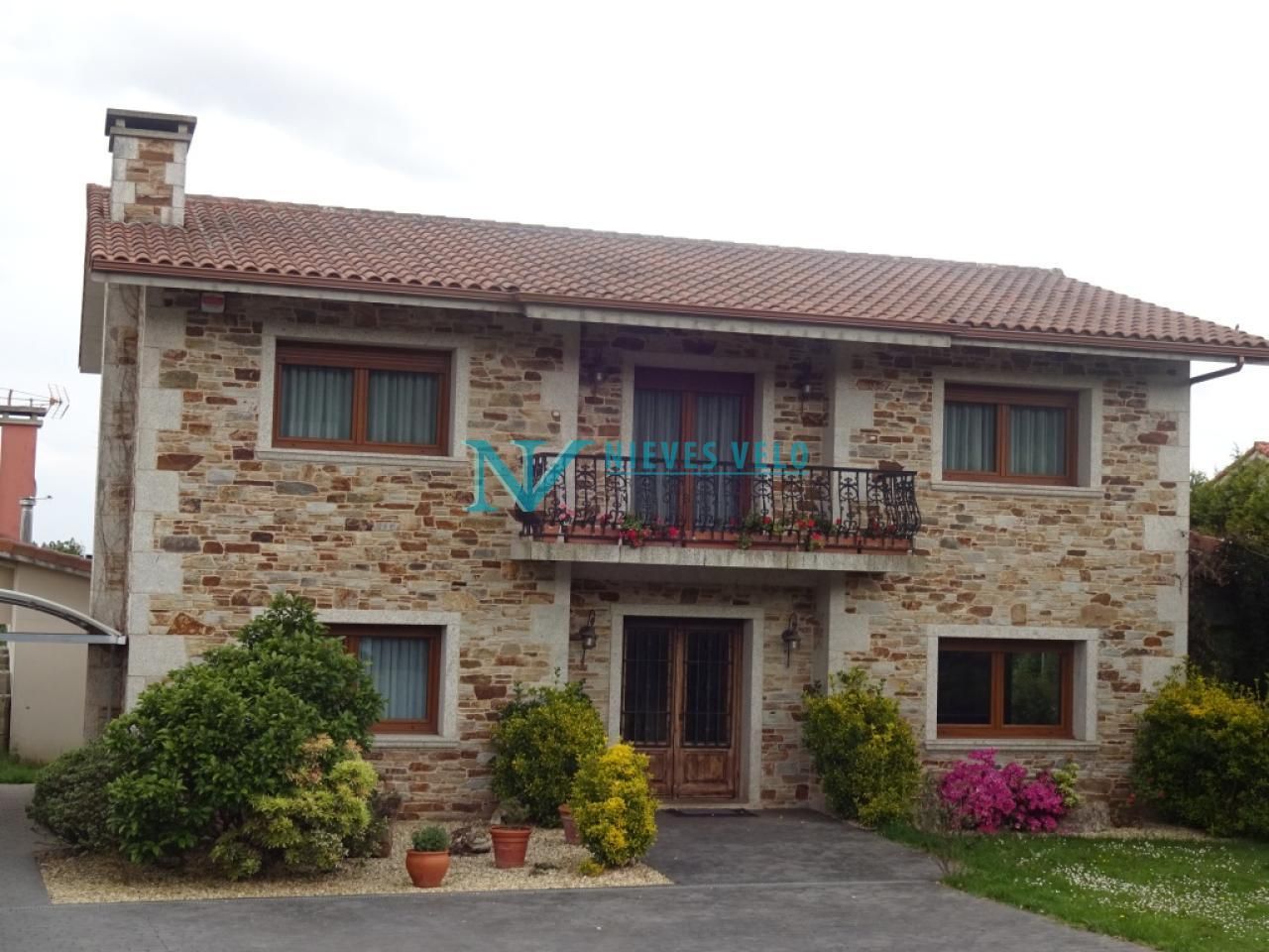 Vista exterior de Casa o xalet en venda en Carballo amb Calefacció i Jardí privat