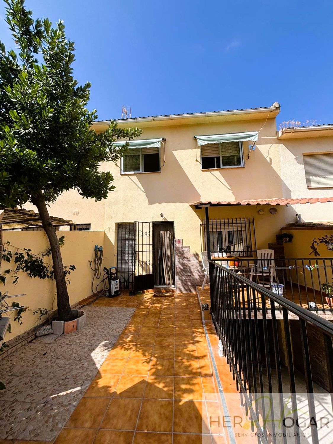 Vista exterior de Casa o xalet en venda en Olías del Rey amb Aire condicionat, Calefacció i Jardí privat