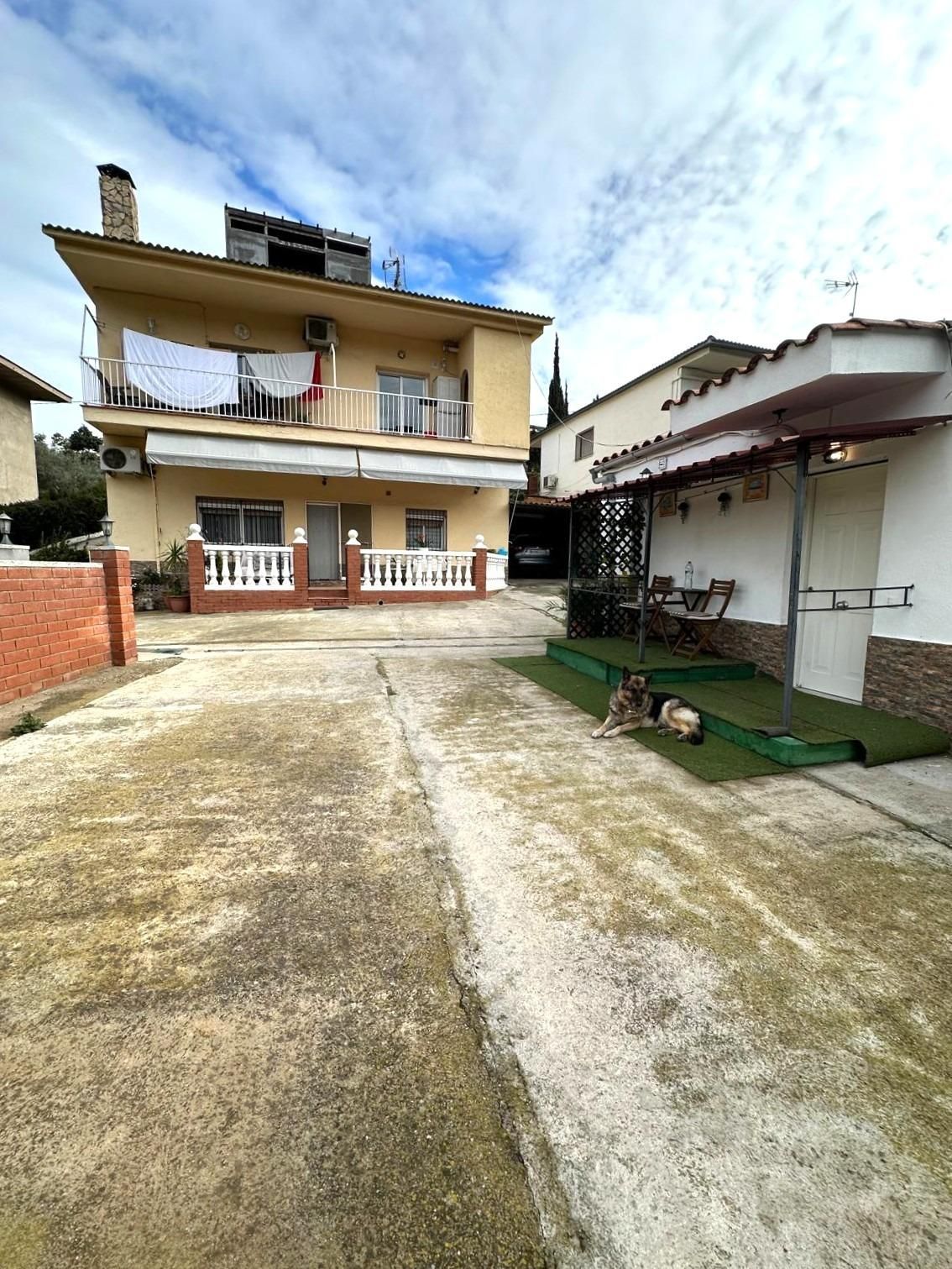 Exterior view of House or chalet for sale in Montcada i Reixac  with Air Conditioner, Heating and Private garden