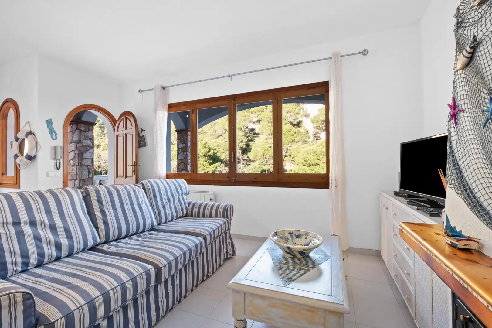 Sala de estar de Casa adosada en venta en Begur con Terraza, Amueblado y Jacuzzi