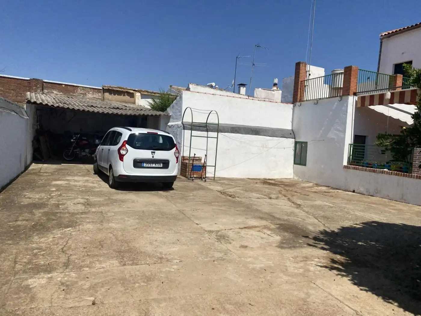 Aparcament de Casa o xalet en venda en El Pedroso amb Terrassa, Traster i Balcó
