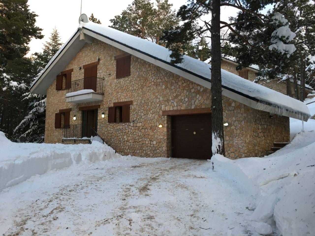 Vista exterior de Casa o xalet en venda en La Coma i la Pedra amb Calefacció, Jardí privat i Parquet