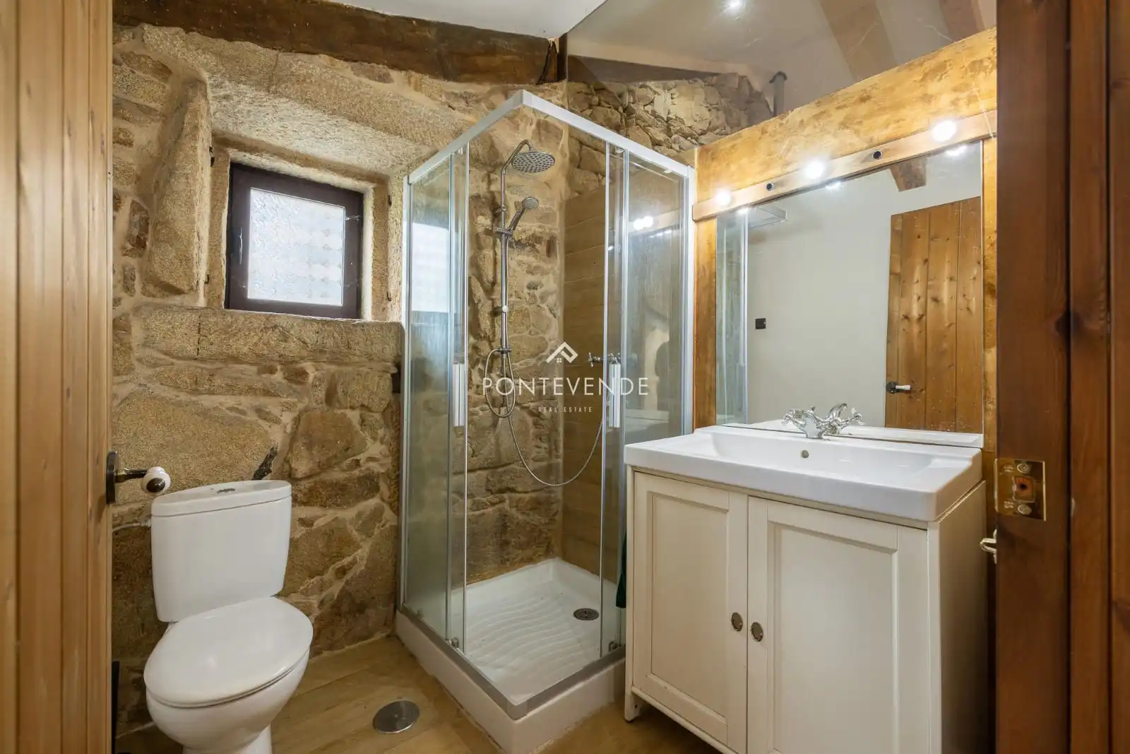 Badezimmer von Haus oder Chalet zum Verkauf in Tui mit Heizung und Terrasse