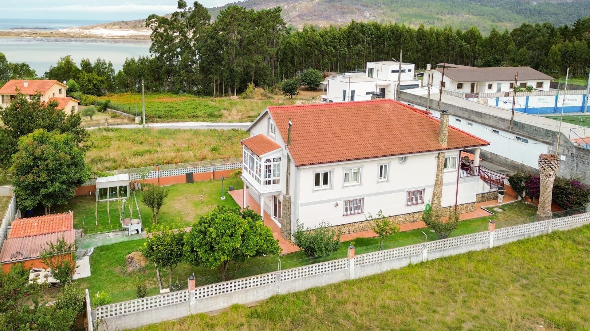 Vista exterior de Casa o xalet en venda en Cabana de Bergantiños amb Jardí privat i Terrassa