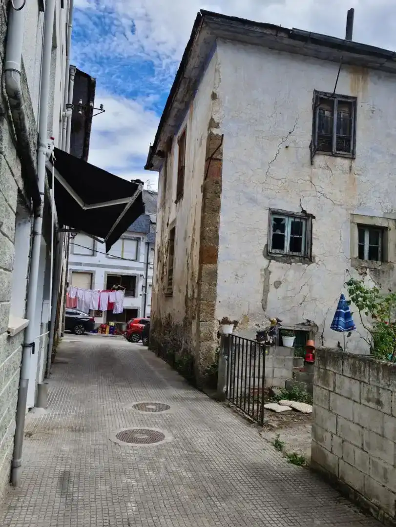 Vista exterior de Casa adosada en venda en Tineo amb Balcó