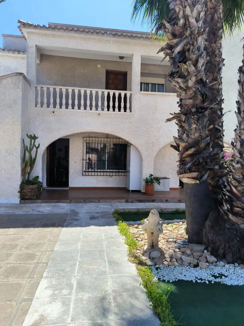 Vista exterior de Casa adosada en venta en Orihuela con Aire acondicionado, Calefacción y Jardín privado