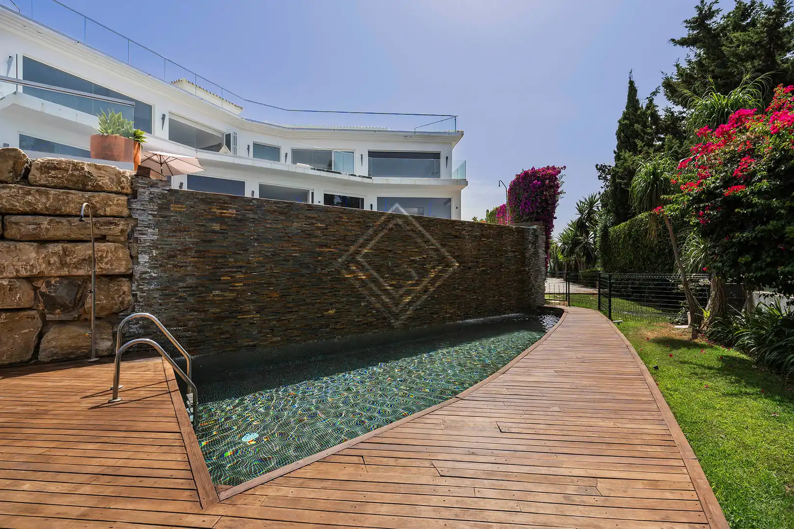 Piscina de Casa o chalet de alquiler en Marbella con Aire acondicionado, Calefacción y Jardín privado