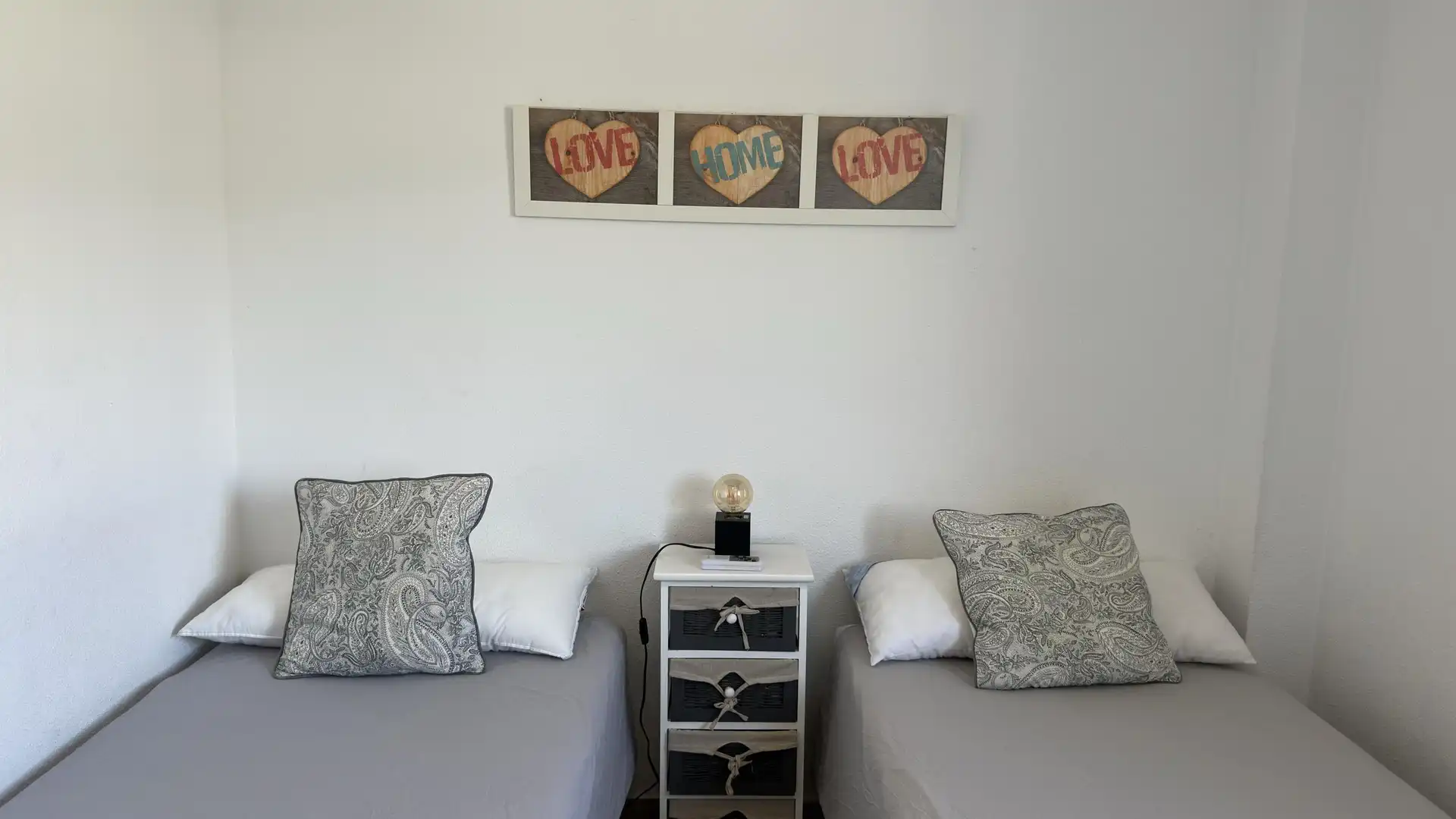 Dormitori de Apartament de lloguer en Fuengirola amb Jardí privat i Piscina comunitària