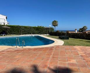 Piscina de Casa adosada de lloguer en Manilva amb Terrassa