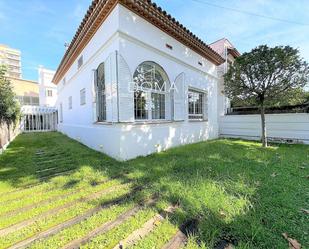 Vista exterior de Casa o xalet en venda en Vilassar de Mar amb Aire condicionat, Calefacció i Jardí privat