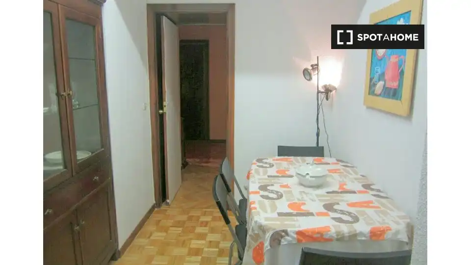 Habitación de Piso de alquiler en Alcalá de Henares con Aire acondicionado, Calefacción y Amueblado