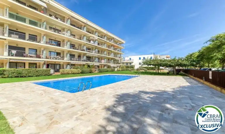 Piscina de Planta baixa en venda en Roses amb Calefacció, Moblat i Piscina comunitària