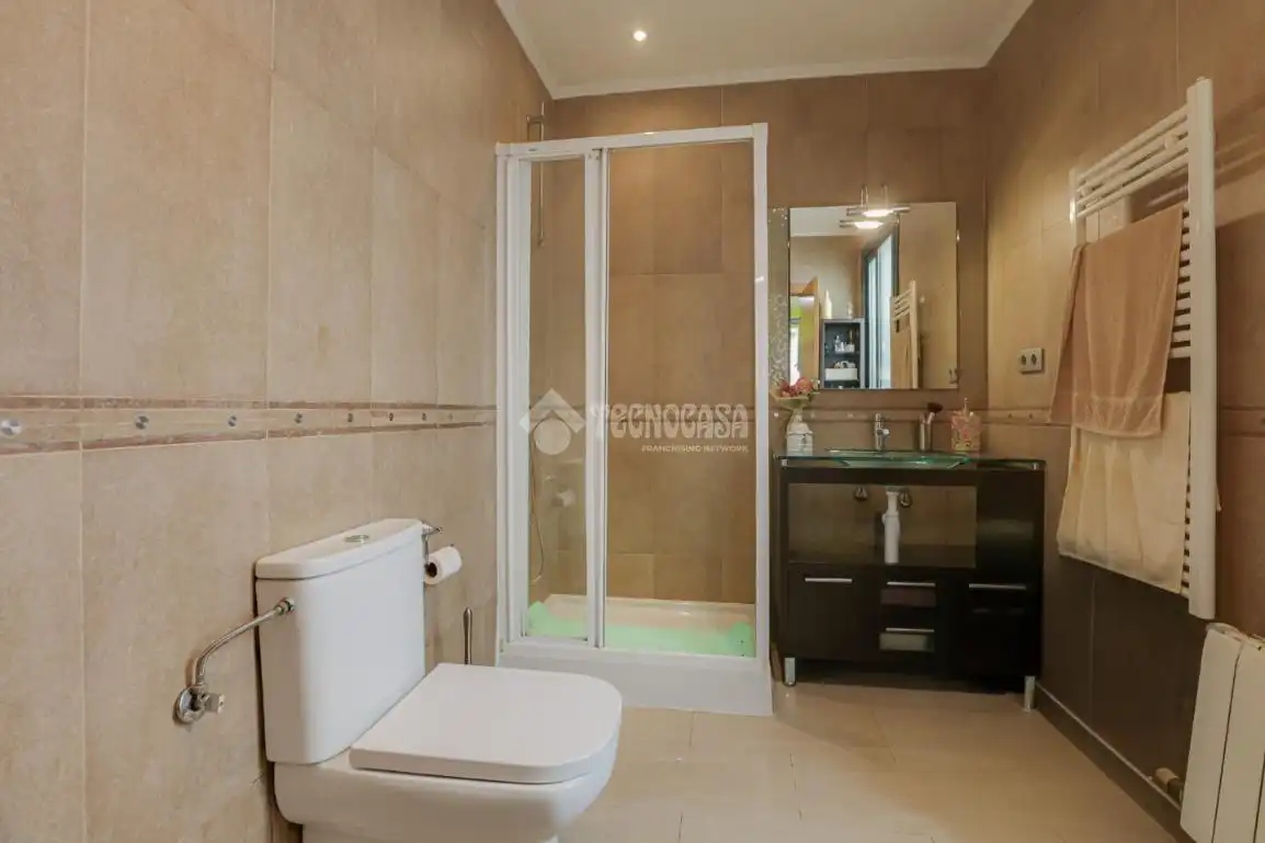 Bathroom of Flat for sale in Terrassa  with Air Conditioner, Heating and Terrace