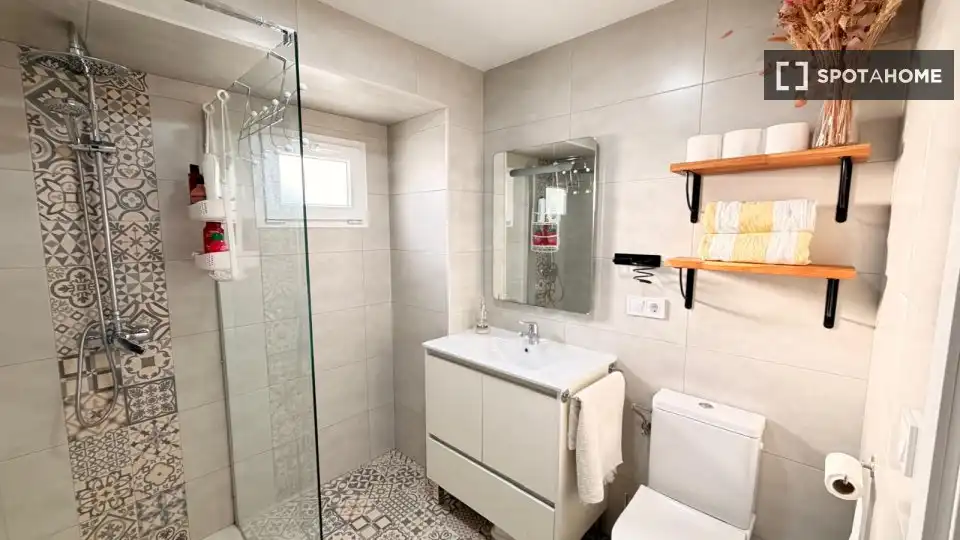 Badezimmer von Wohnung zur Miete in Valencia mit Klimaanlage, Heizung und Möbliert