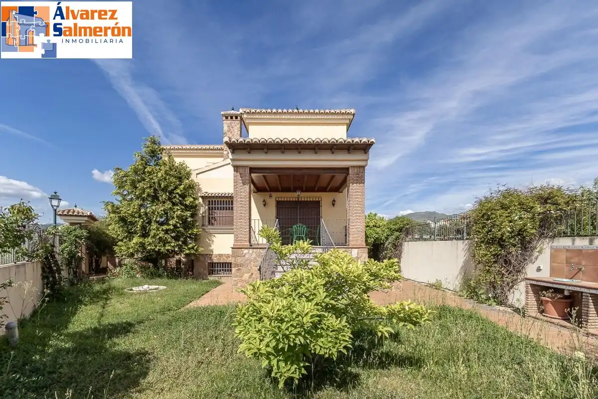 Casa con jardín en venta en Calle MARIANA PINEDA