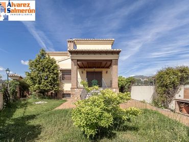 Casa con jardín en venta en Calle MARIANA PINEDA