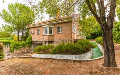 Vista exterior de Casa o xalet en venda en Majadahonda amb Calefacció i Jardí privat