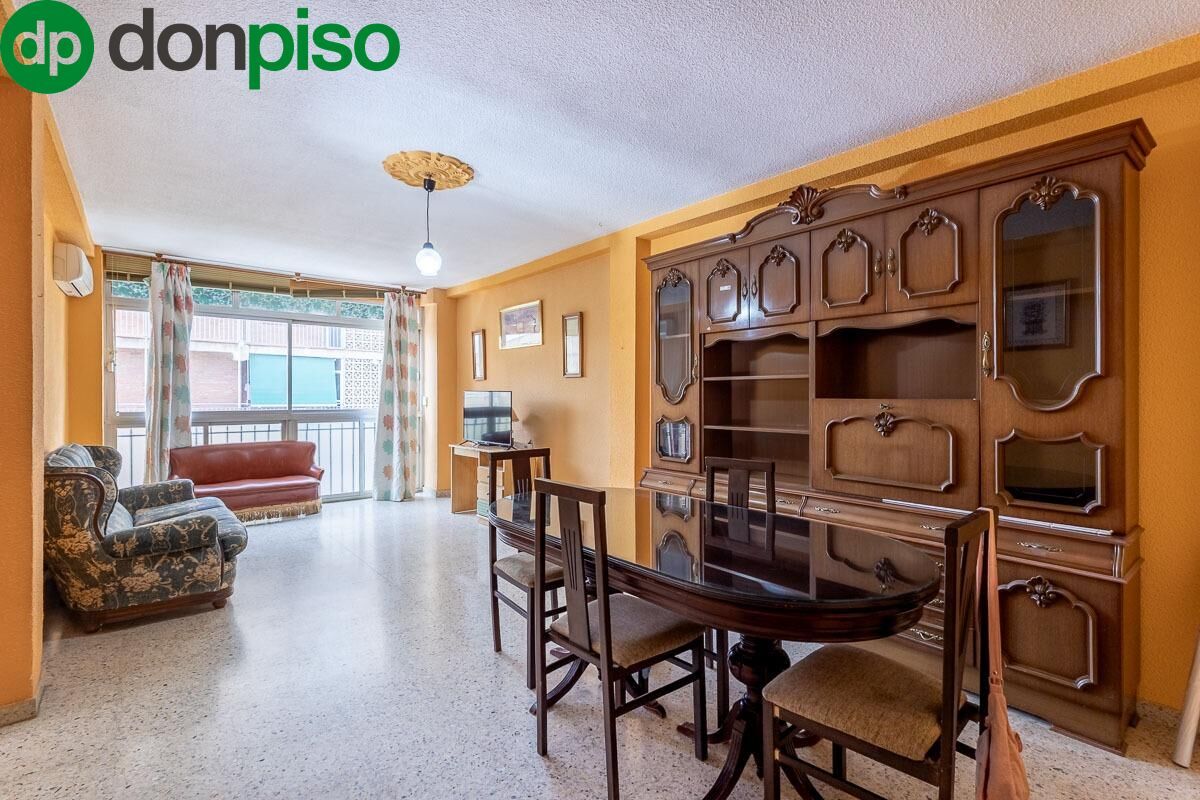 Vista exterior de Pis en venda en  Granada Capital amb Aire condicionat