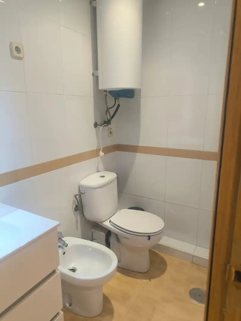 Badezimmer von Wohnung zur Miete in Madrid mit Klimaanlage, Heizung und Parkett