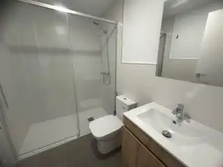 Bany de Apartament de lloguer en León Capital  amb Calefacció, Parquet i Terrassa