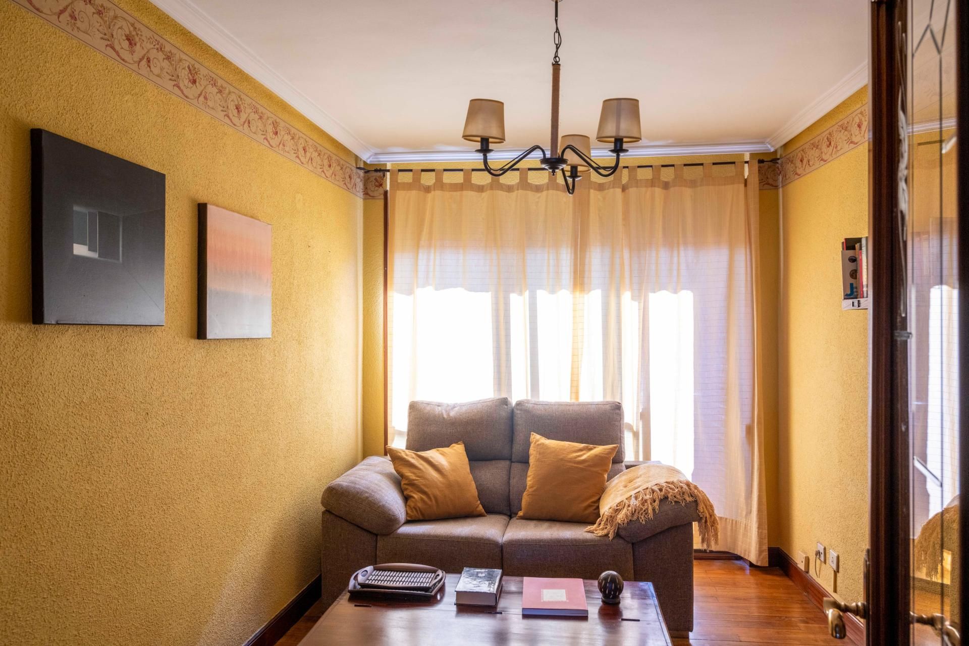 Sala d'estar de Apartament en venda en Bilbao  amb Calefacció, Terrassa i Balcó