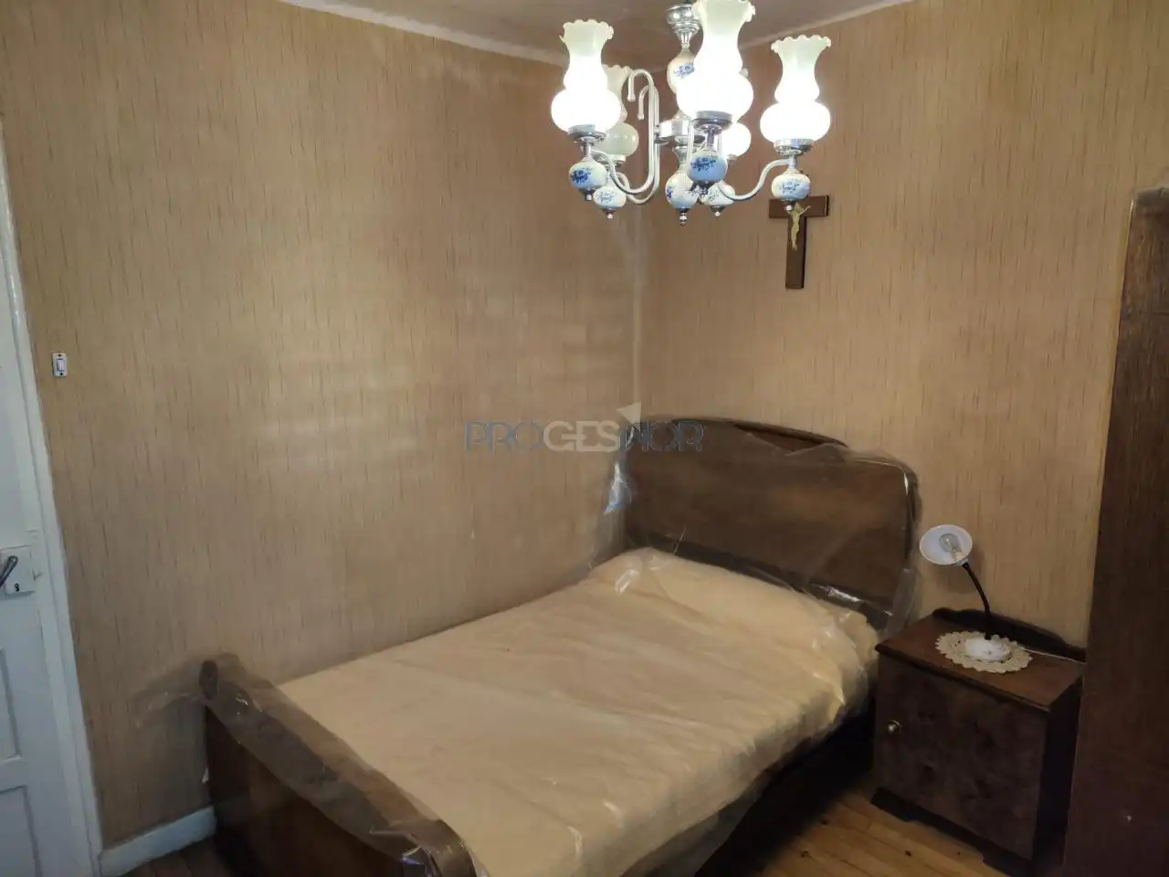 Dormitori de Casa o xalet en venda en León Capital  amb Jardí privat i Traster