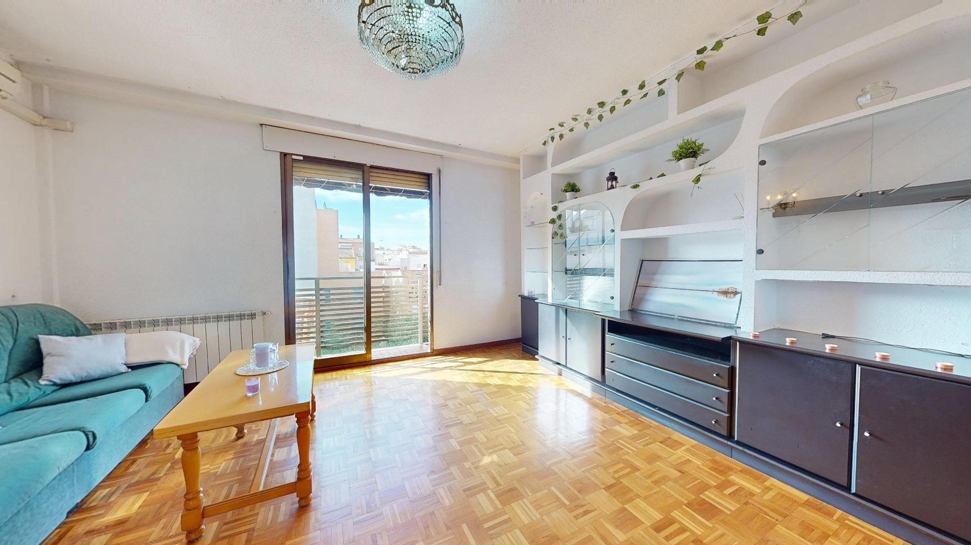 Sala d'estar de Pis en venda en  Madrid Capital amb Calefacció, Parquet i Terrassa