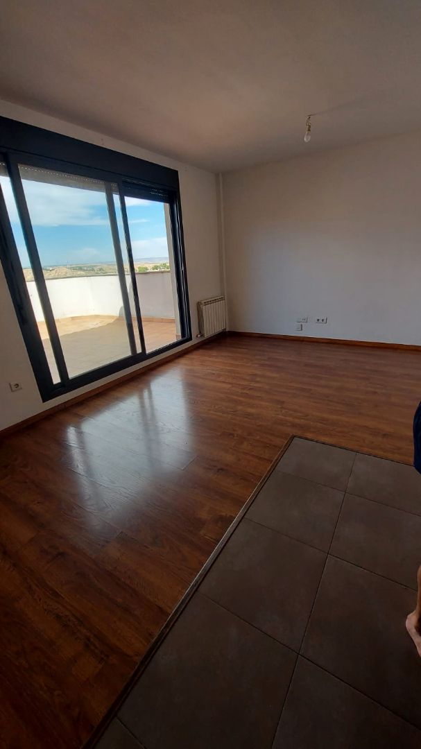 Dormitori de Pis en venda en Caspe amb Calefacció, Parquet i Terrassa