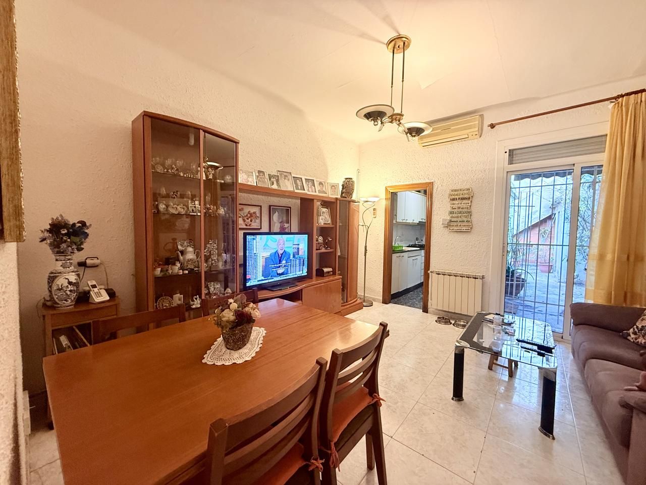 Sala d'estar de Casa o xalet en venda en Badalona amb Aire condicionat, Jardí privat i Terrassa