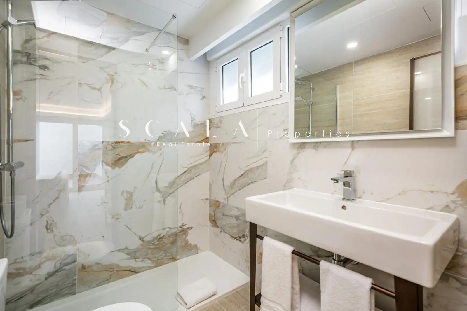 Badezimmer von Maisonette zur Miete in Madrid mit Klimaanlage, Heizung und Terrasse