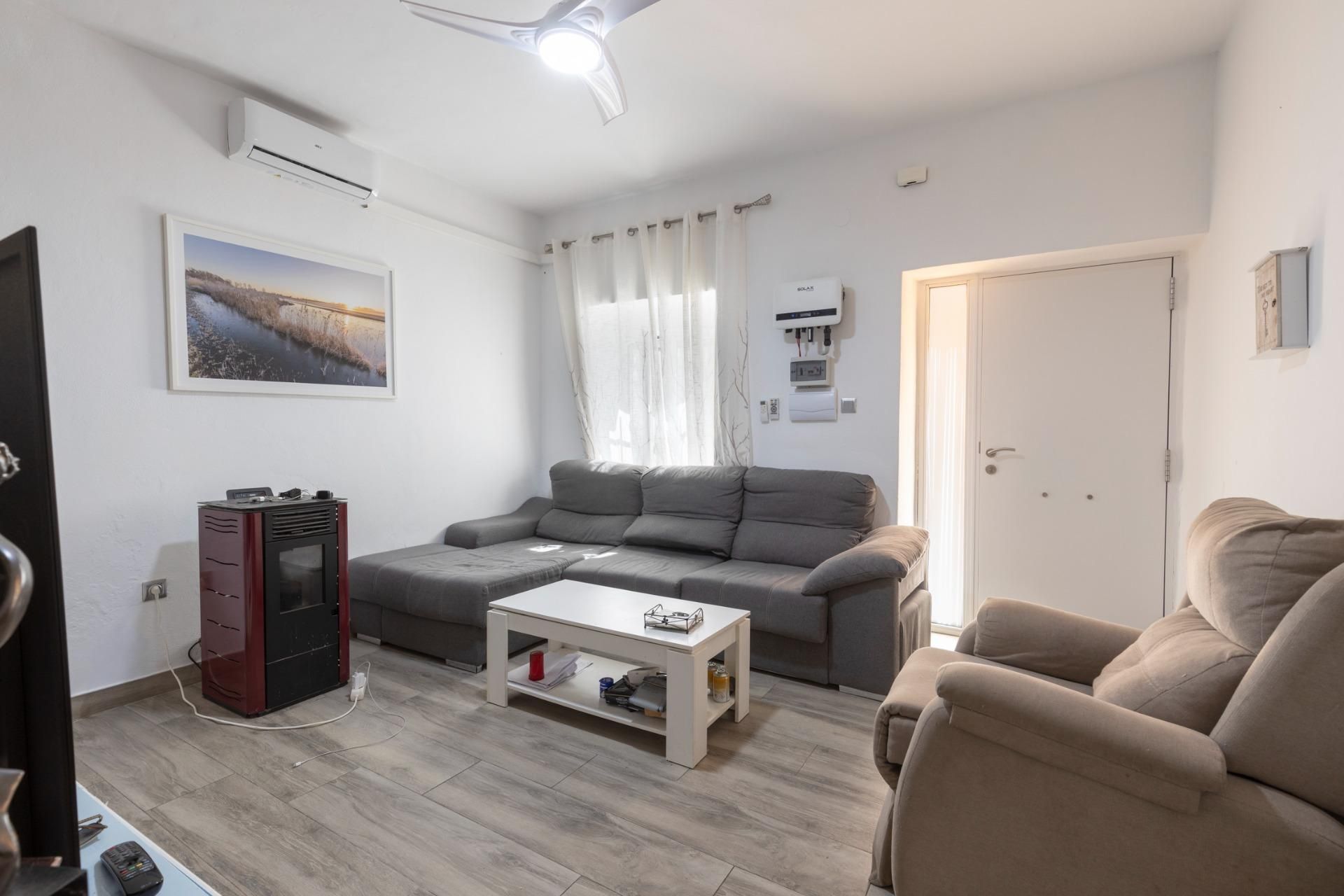 Sala d'estar de Casa adosada en venda en Zafarraya amb Aire condicionat, Terrassa i Balcó