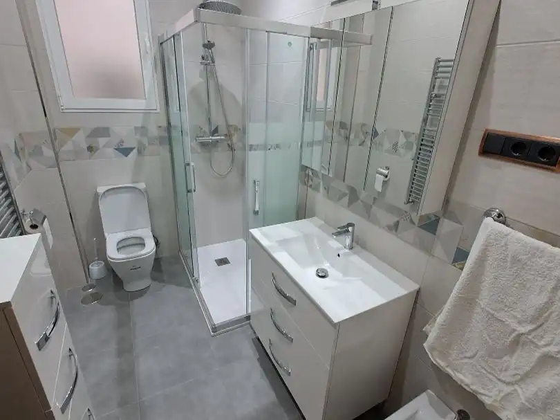 Badezimmer von Wohnung zur Miete in  Madrid Capital