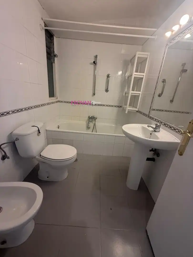 Badezimmer von Wohnung zur Miete in Madrid mit Klimaanlage, Heizung und Parkett