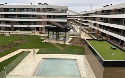 Vista exterior de Àtic en venda en La Moraleja amb Aire condicionat, Terrassa i Piscina