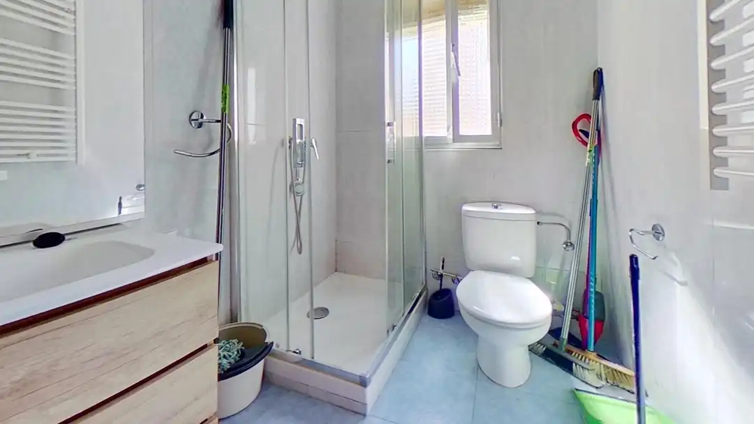 Badezimmer von Wohnung zur Miete in Madrid mit Alarm