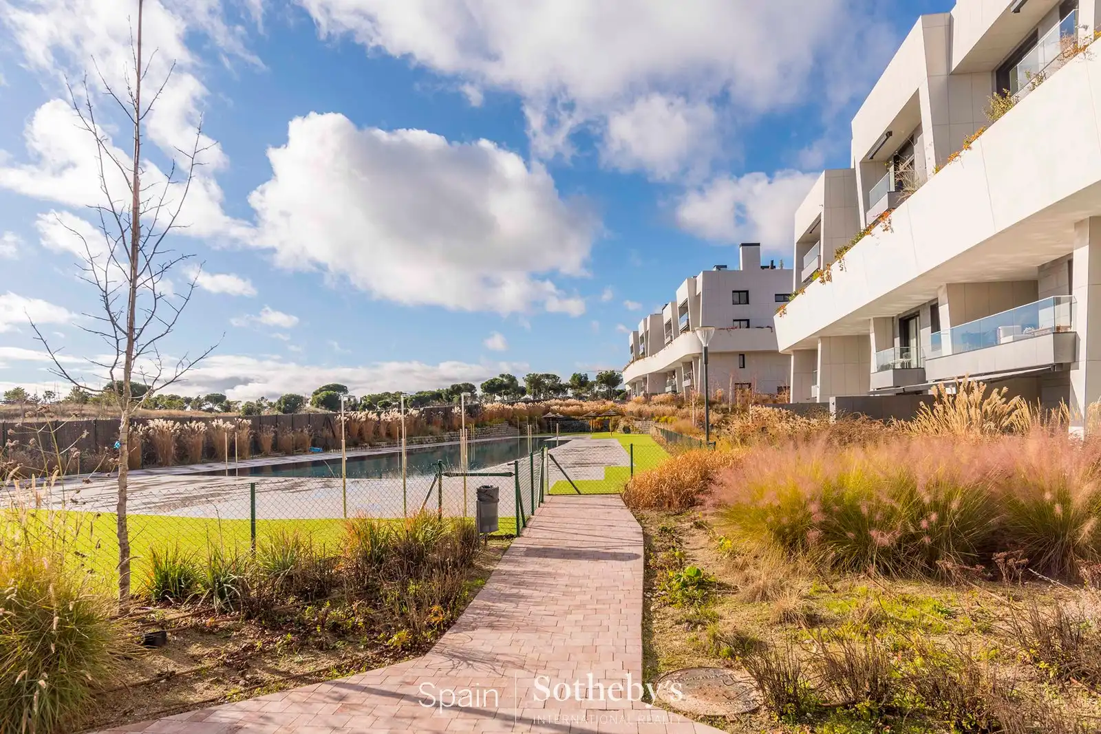 Vista exterior de Apartament de lloguer en Pozuelo de Alarcón amb Aire condicionat, Calefacció i Jardí privat