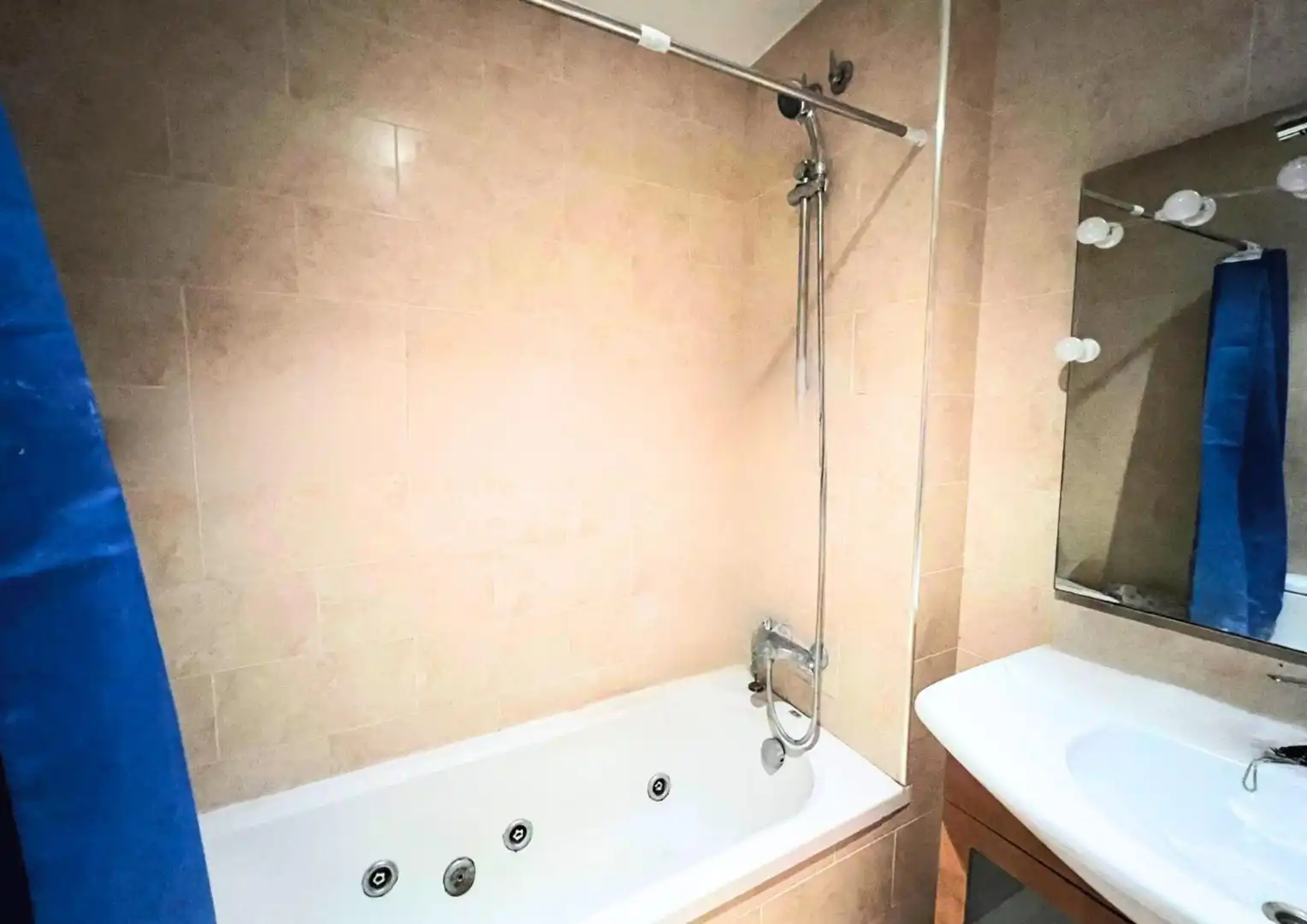 Bany de Casa o xalet en venda en Barberà del Vallès amb Aire condicionat, Terrassa i Balcó