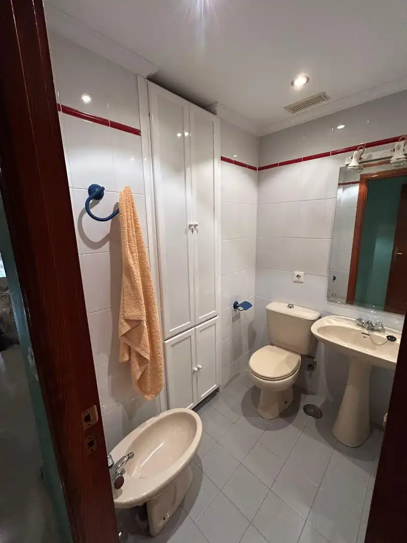 Bathroom of Flat for sale in Sevilla  with Air Conditioner and Balcony