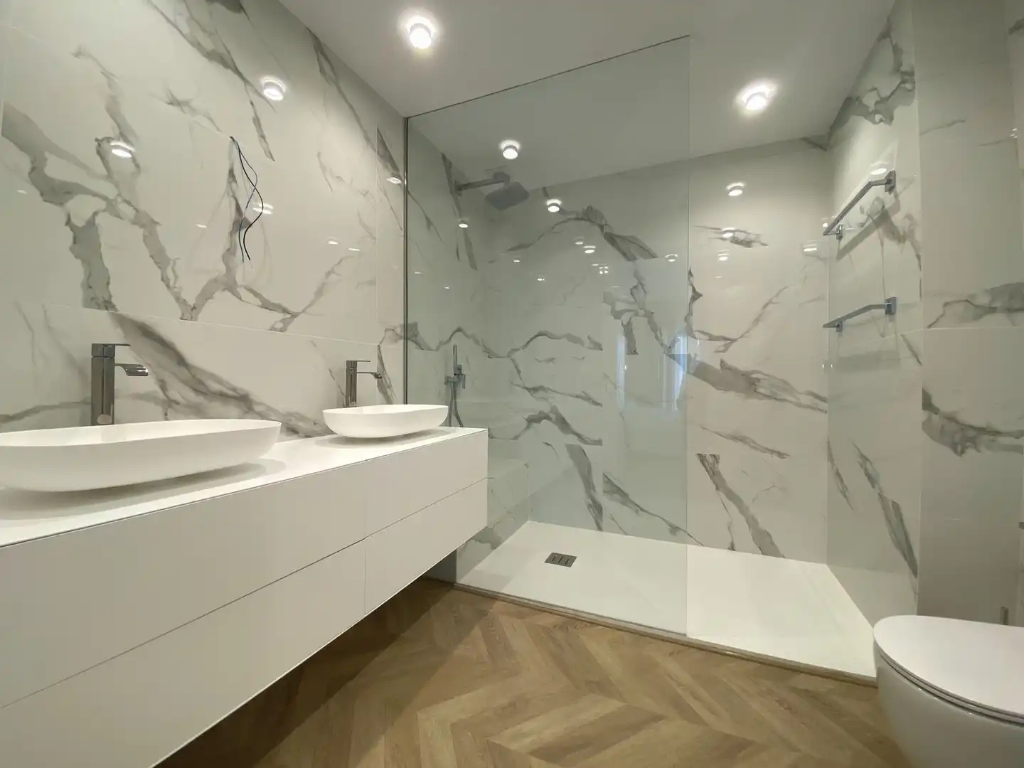 Bathroom of Flat for sale in Estepona  with Air Conditioner, Terrace and Storage room