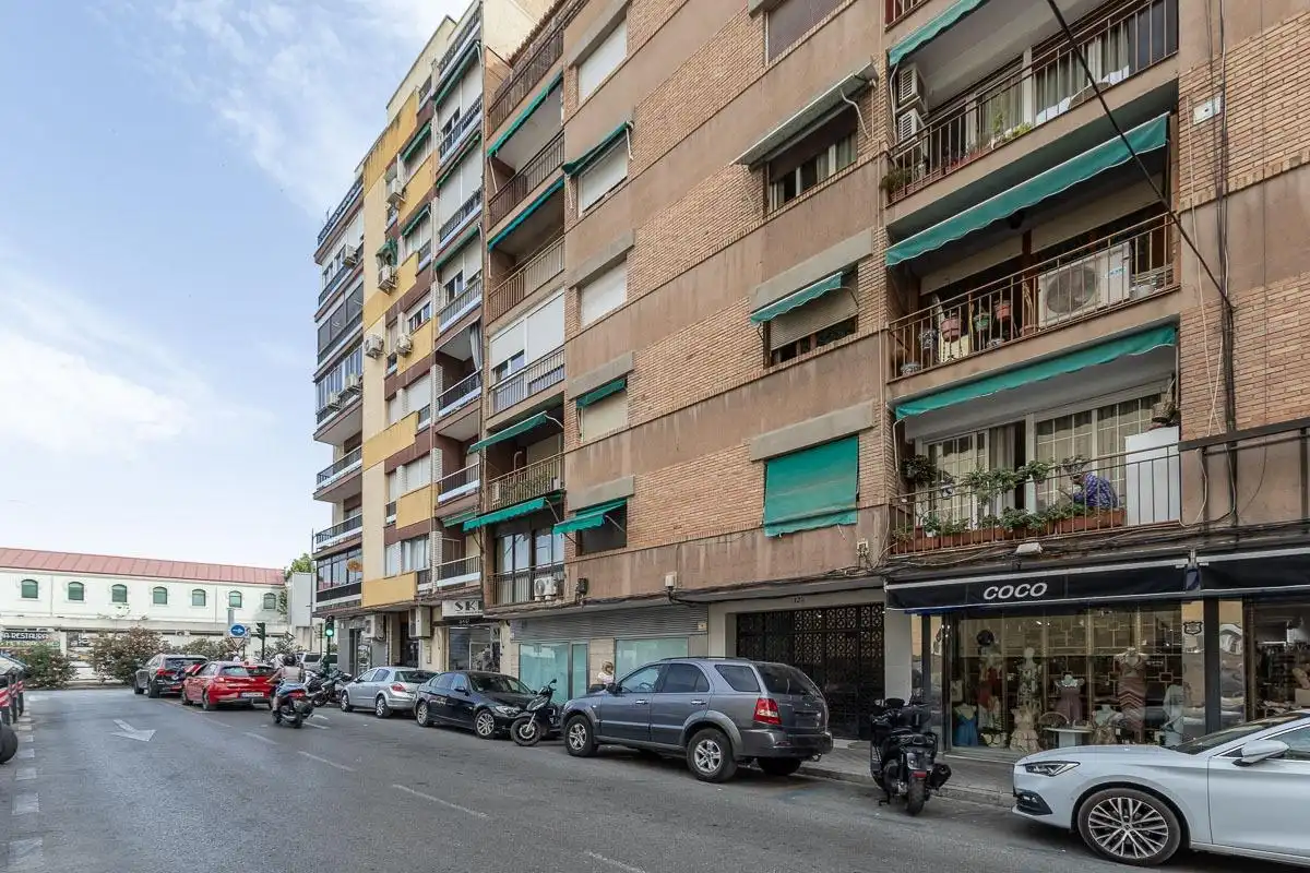 Vista exterior de Piso en venta en Granada con Calefacción y Terraza