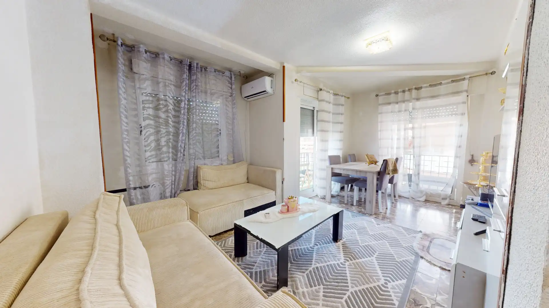 Living room of Flat for sale in Elda  with Air Conditioner, Furnished and Oven