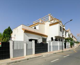 Vista exterior de Casa adosada en venda en Maracena amb Terrassa