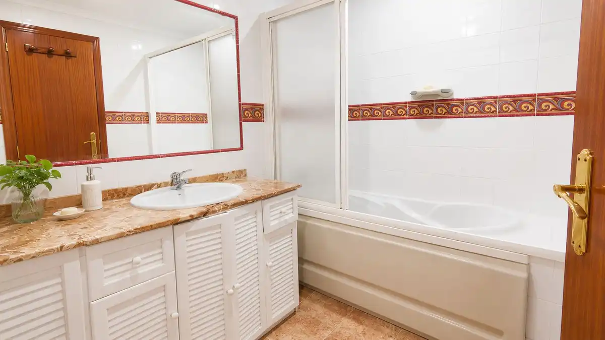 Bathroom of Detached homes for sale in La Línea de la Concepción  with Private garden, Terrace and Jacuzzi