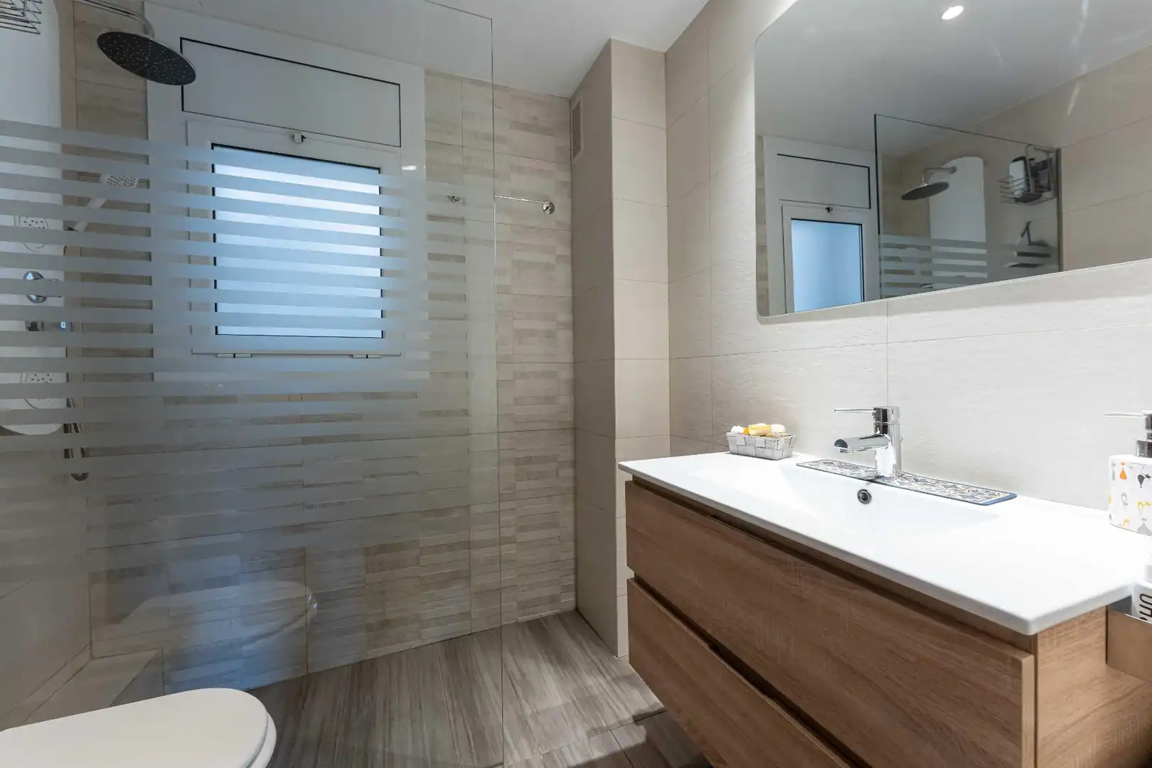 Badezimmer von Wohnung zum Verkauf in Gavà mit Klimaanlage, Heizung und Parkett